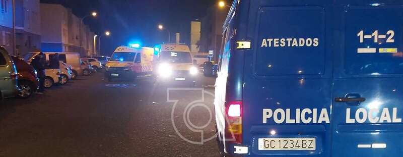 Vehículo de Atestados de la Policía Local en el lugar del atropello, anoche en la calle de Fernando Sagaseta/TA.